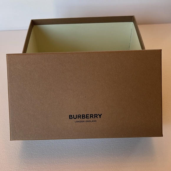 NIB BURBERRY SUNGLASSES 47-25-140 MADE IN ITALY - Picture 13 of 17